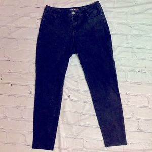 STYLE AND COMPANY PANTS. SKINNY LEG ELASTIC